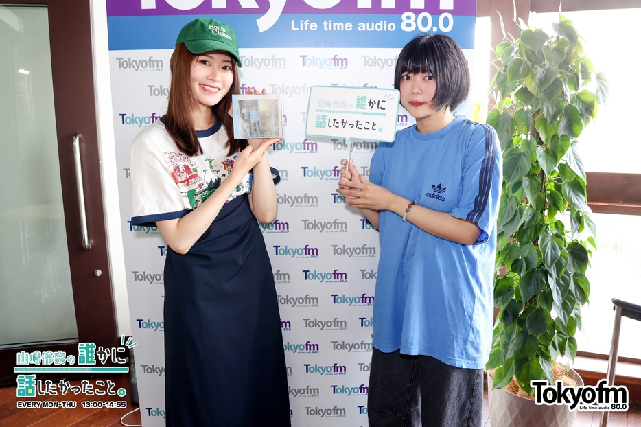 （左から）パーソナリティの山崎怜奈、水上えみりさん