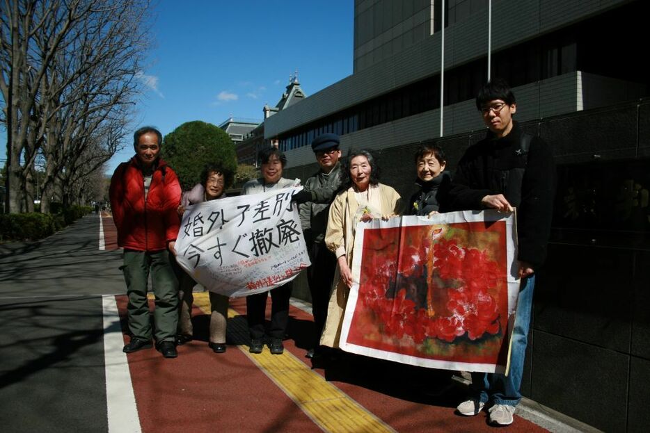 本人尋問の日は、これまで婚外子差別の違憲裁判をして悔しい思いをした元原告の山田満枝、菅原和之も傍聴にかけつけた。3月21日、東京地裁前で。富澤は右から3人目。（撮影／室田康子）