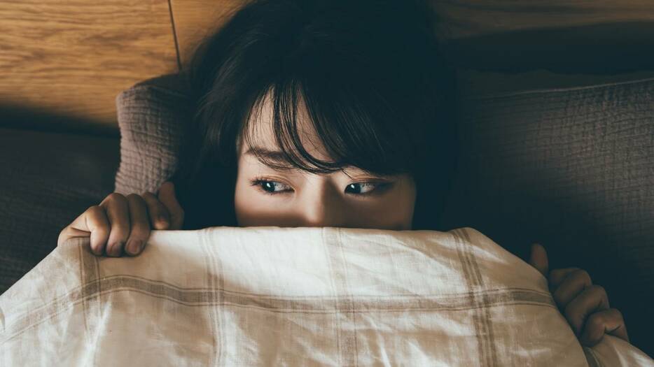 眠れない夜は「椅子にもたれてみよう」体が硬くてもできる！心身の緊張をゆるめる前屈ストレッチ