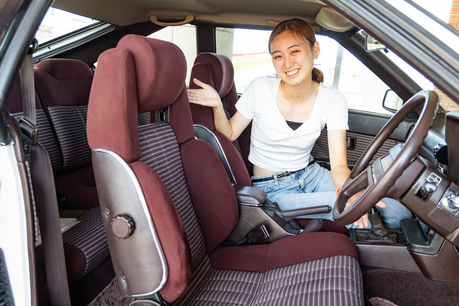 「赤茶色のカラーは、なんだか当時の高級車って感じで良いですね！」