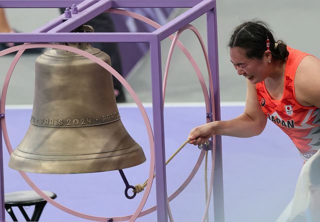 「勝利の鐘」を鳴らす北口榛花選手(写真:新華社/アフロ)