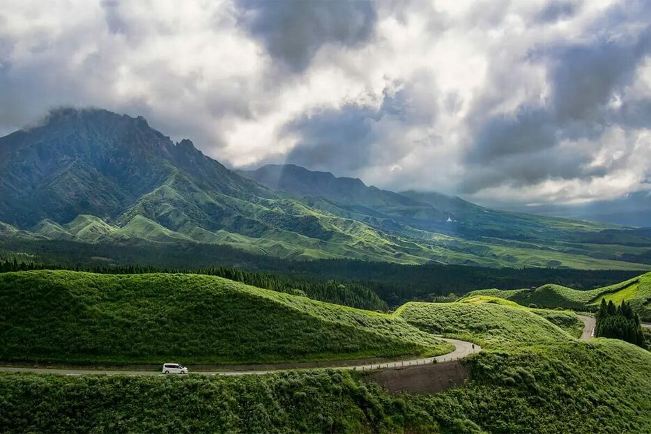 絶景ツーリングロードが集まる阿蘇エリアは人気のツーリングスポットだ。写真は阿蘇山東側の国道265号箱石峠の風景。