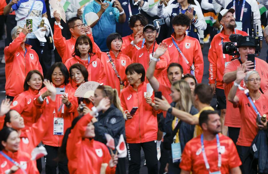 パリ五輪の閉会式で入場する日本の選手たち＝11日、パリ郊外（共同）