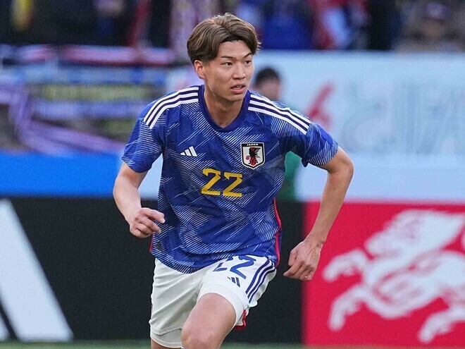 予期せぬアクシデントで途中交代を余儀なくされた藤井。（C）SOCCER DIGEST