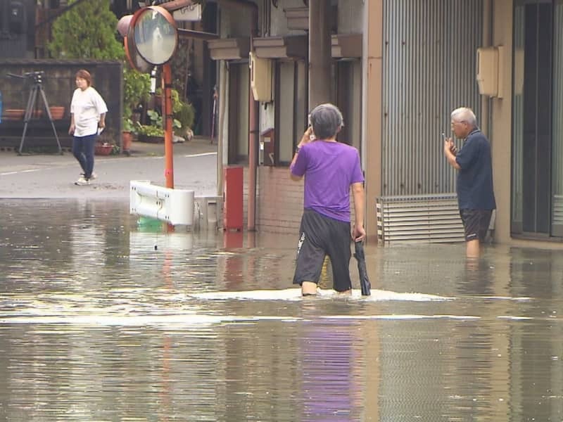 杭瀬川が氾濫（はんらん）し、浸水した住宅地＝３１日午後、大垣市赤坂東町