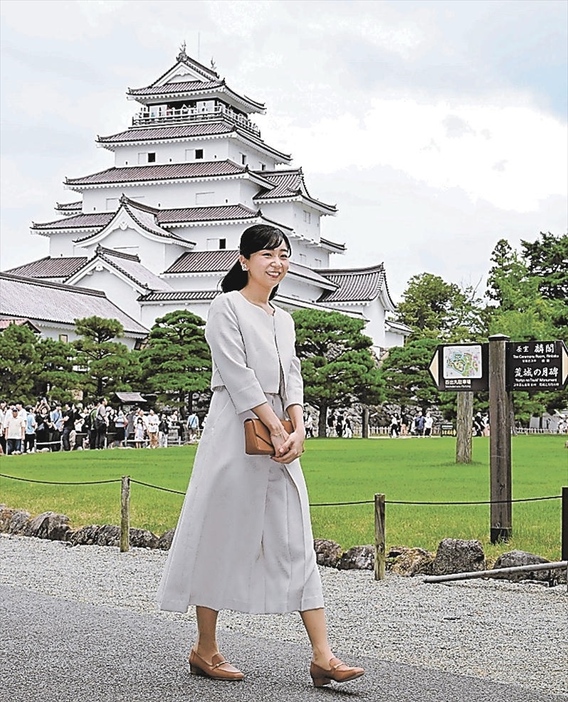 会津若松市の鶴ケ城を視察される佳子さま