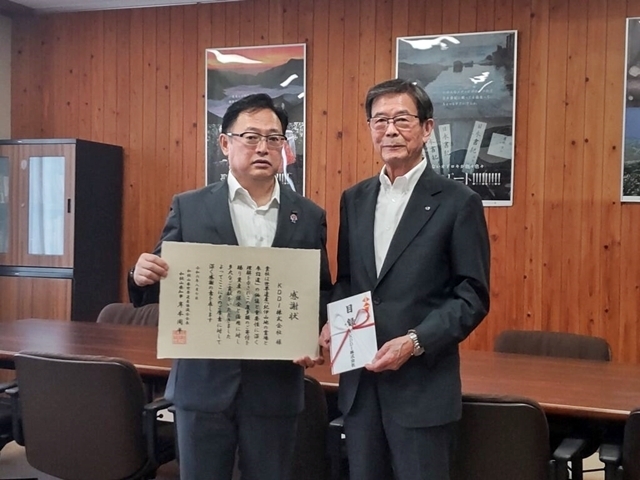 和歌山県の下副知事(右)とKDDI江口関西総支社長(左)