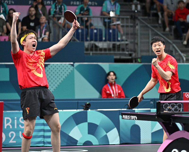 先取点をあげた王楚欽（左）と馬龍（Photo：ITTF/ONDA）