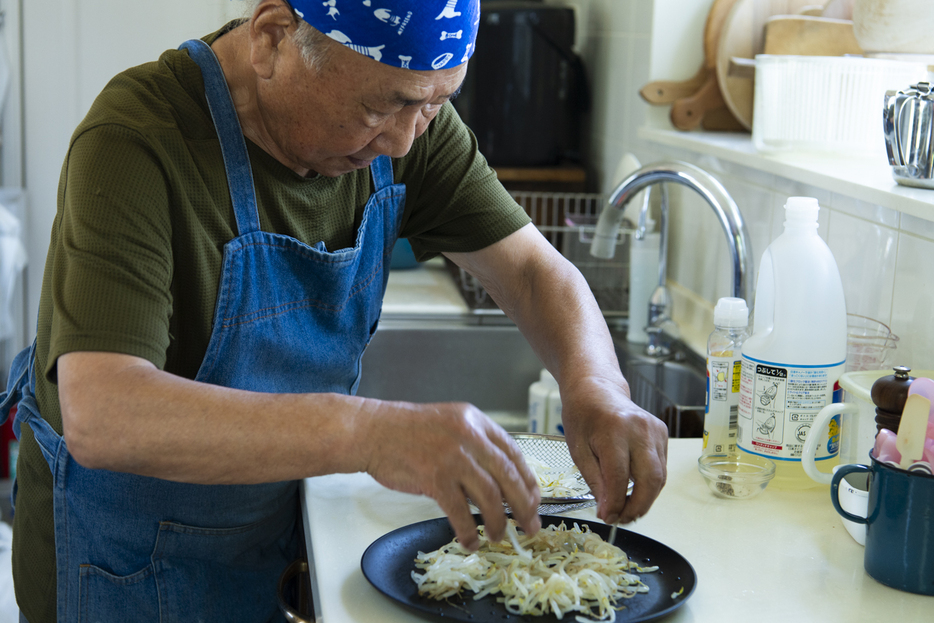 家にある材料で手早く作るというまさるさんのレシピは、シングルファーザー時代に二人の子どものために料理した経験から