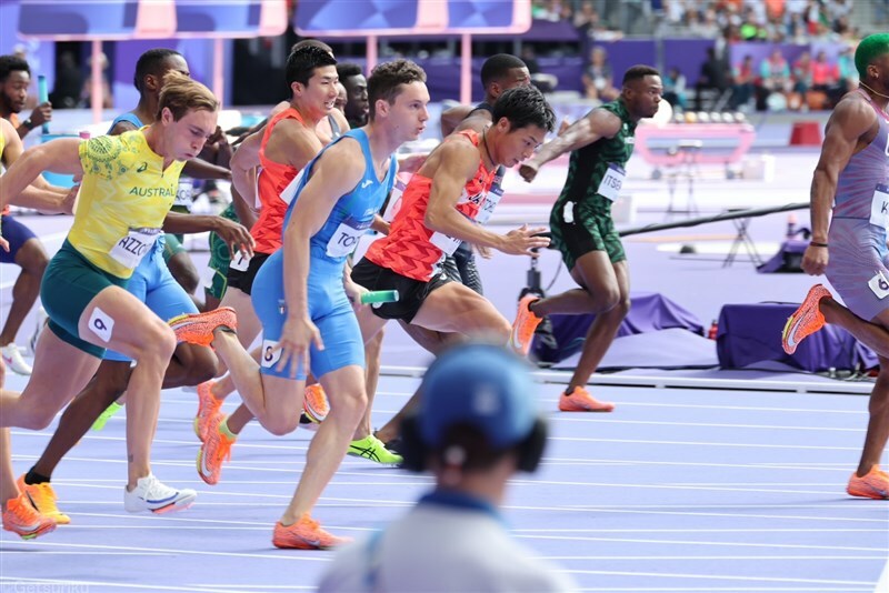 男子4×100mRで決勝進出を果たした日本チーム。写真は3走・桐生祥秀（日本生命）から4走・上山紘輝（住友電工）へのバトンパス