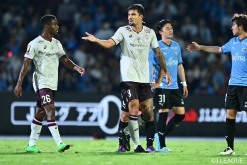 川崎F戦で一発退場となったマテウス・トゥーレル [写真]＝J.LEAGUE via Getty Images