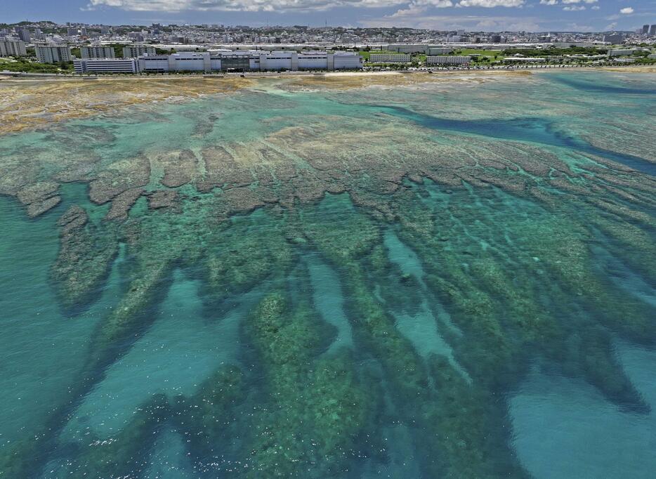 米軍那覇港湾施設（那覇軍港）の移設先となる沖縄県浦添市の沖合＝1日（ドローンから）