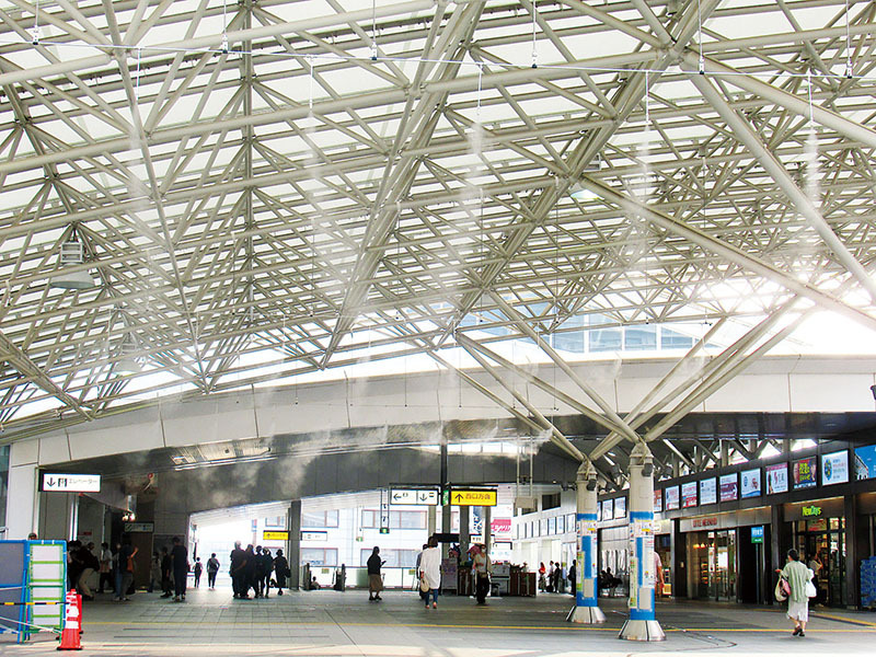 お目見えした冷却ドライミスト＝上尾市、JR高崎線上尾駅東口