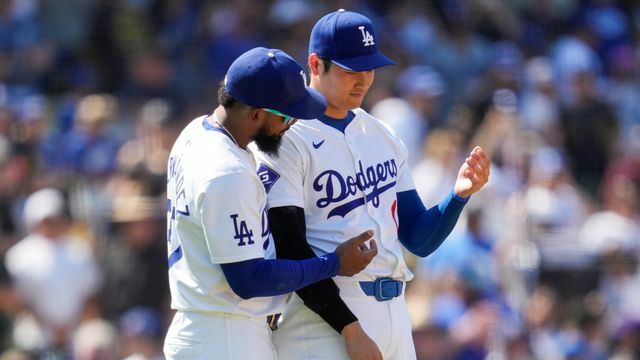 試合後、心配そうに大谷選手に駆けよるテオスガー・ヘルナンデス選手(写真：AP/アフロ)