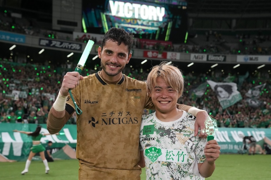 2ゴールの山見大登（右）を、好守のマテウスの金言が支える最高のコンビ（写真◎J.LEAGUE）