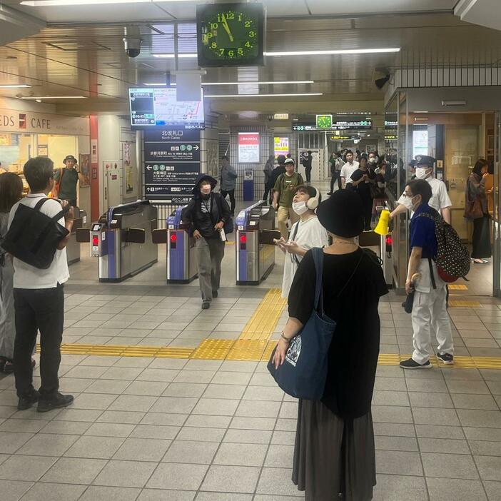 運転見合わせで混雑する茨木市駅の様子（視聴者提供）