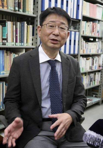 取材に応じる広島大平和センター長の川野徳幸教授＝２０２４年７月、広島市