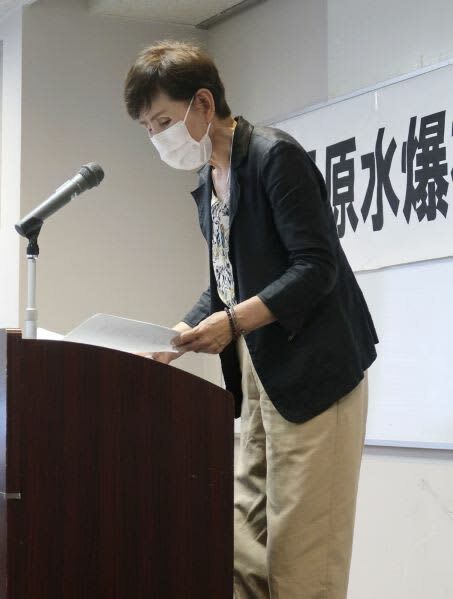 「静岡県原水爆被害者の会」の総会で発言する高野佳実さん＝２０２４年７月、静岡市