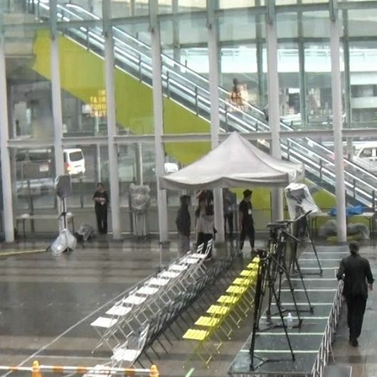 ゲリラ豪雨に見舞われた東京・渋谷の稲荷橋広場