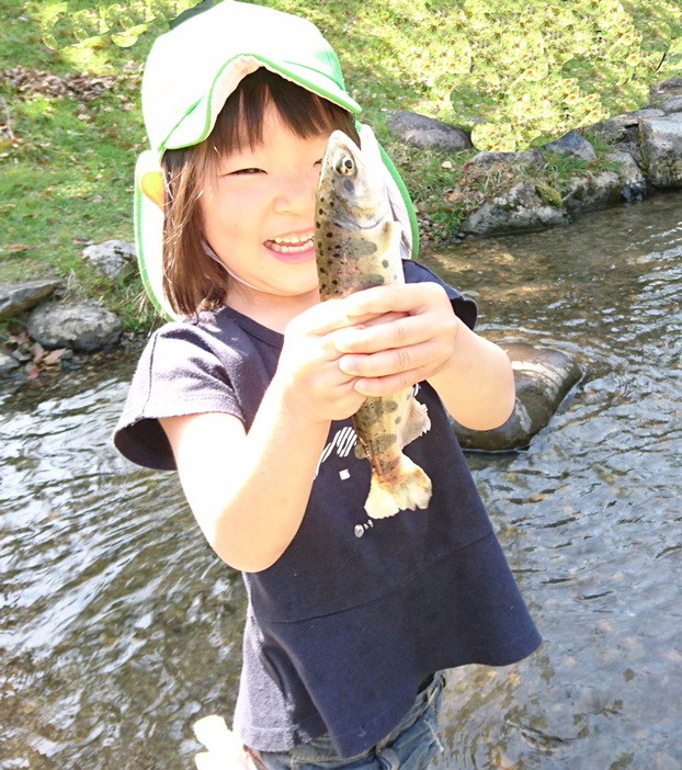 小さな子も夢中（あゆ公園提供）