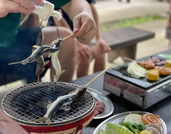 つかまえた魚は塩焼に（提供）