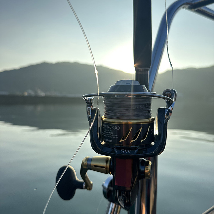 マグロ釣りで使用する竿と糸。