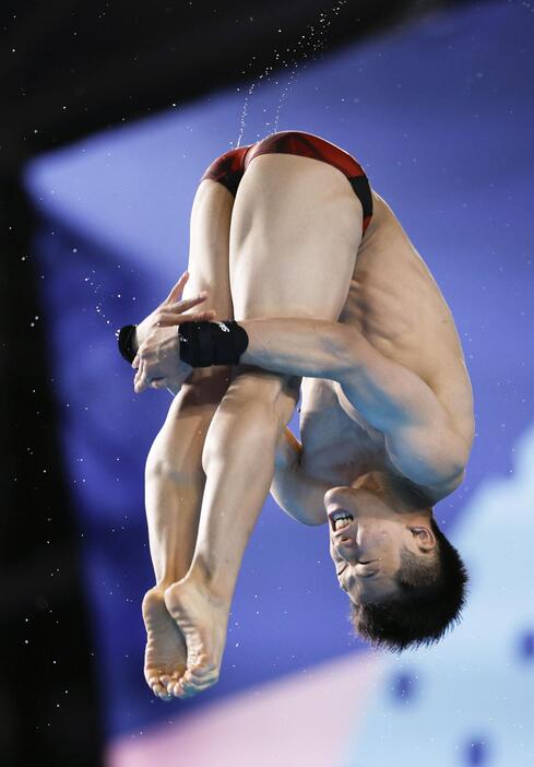 男子高飛び込み決勝　演技する玉井陸斗＝パリ郊外（共同）