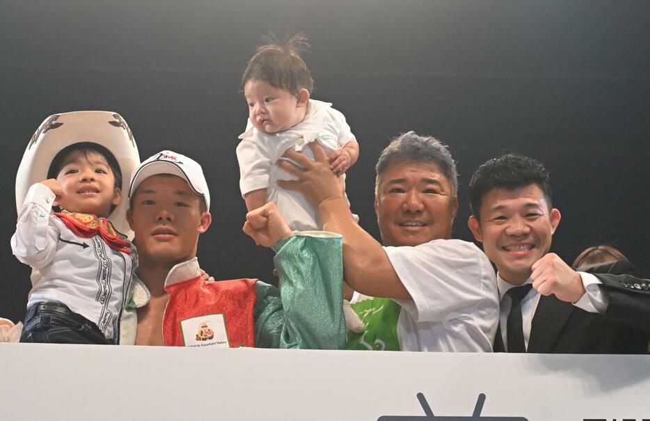 　試合に勝利し、亀田史郎氏（右から２人目）らとポーズを決める亀田和毅（左から２人目）＝撮影・石井剣太郎