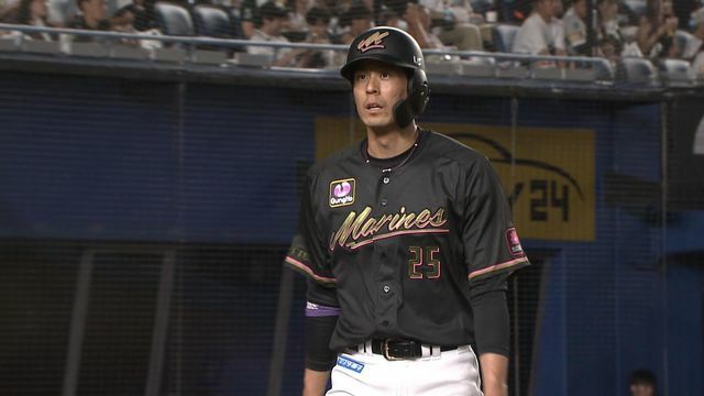 足を痛めベンチに下がるロッテ・岡大海選手