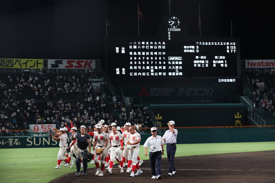 1日目、智辯学園勝利の瞬間。時計の針は歴代2位に遅い21時35分を回った