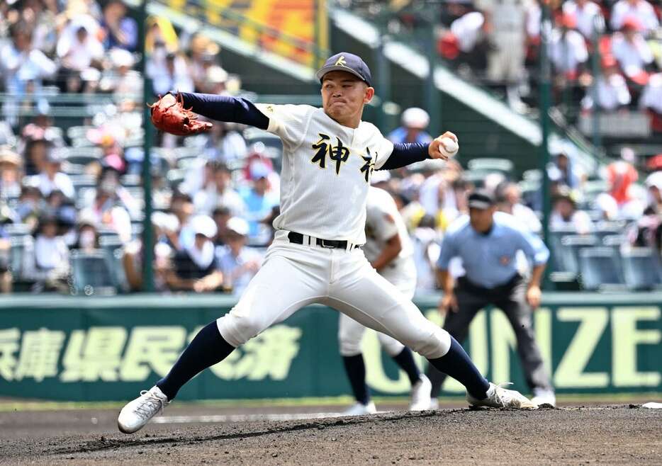 力投する神村の先発・今村＝甲子園