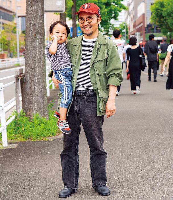 デニム＝リーバイス　ジャケット＝古着　Tシャツ＝ユニクロ　サンダル＝フライングホース　キャップ＝ポロ ラルフ ローレン　メガネ＝ジンズ