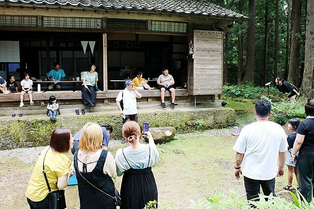 出場者（右奥）がオオカミの鳴きまねを披露したコンテスト