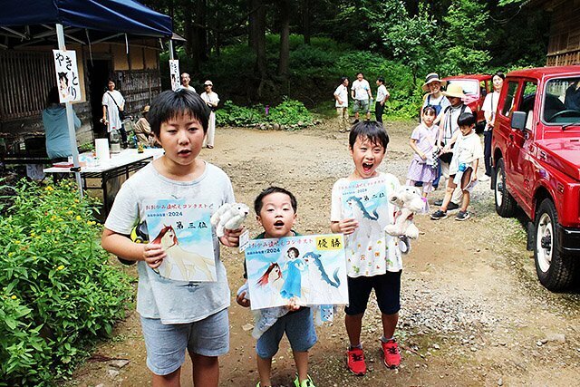 コンテストで優勝した杉本雄斗ちゃん（中央）と準優勝の本間晴登さん（左）、大晴さん兄弟