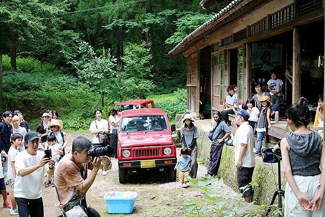 出場者が鳴きまねを競った「遠吠えコンテスト」