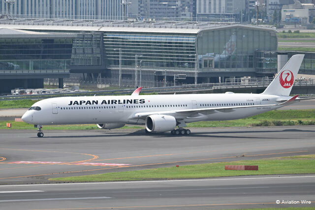 羽田空港のスポットへ向かうJALのA350-1000 5号機＝24年8月11日 PHOTO: Tadayuki YOSHIKAWA/Aviation Wire