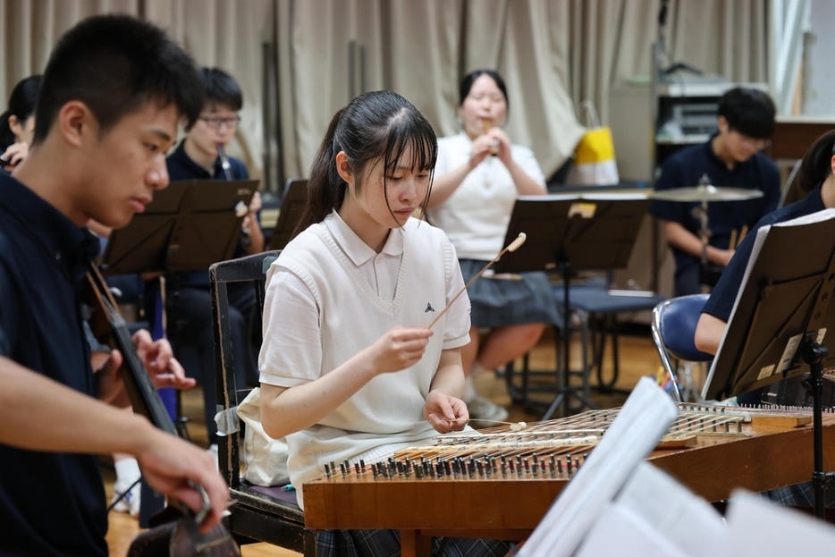 東京朝鮮中高級学校の民族管弦楽部員ら＝7月22日