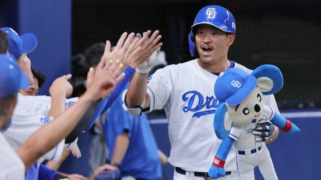 逆転弾を放った中日の川越誠司選手(写真：時事)