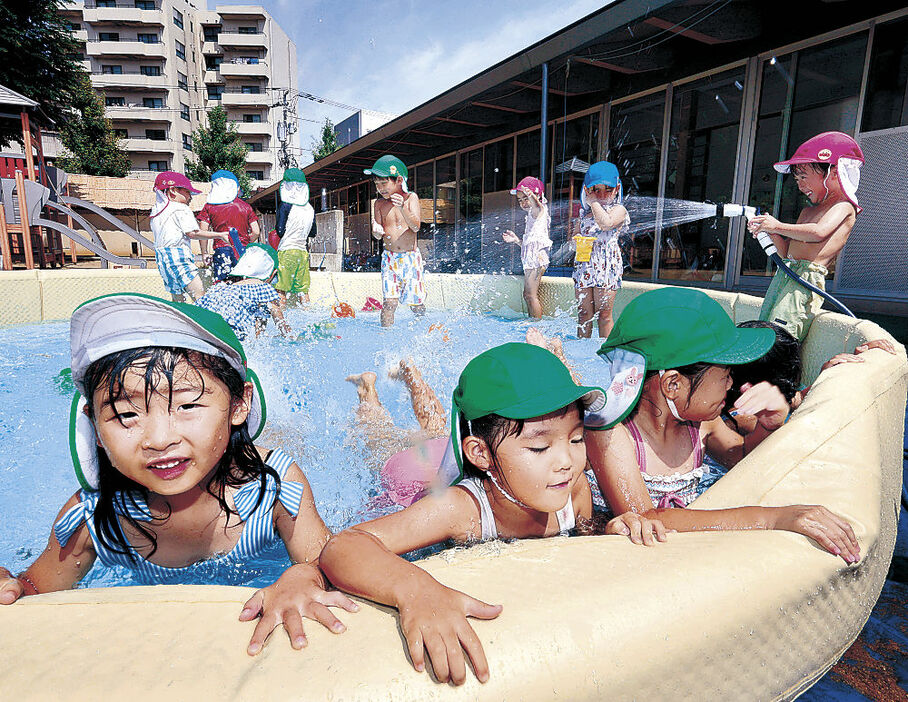 プールで水遊びを楽しむ園児＝９日午前１０時４０分、金沢市安江町の金沢幼稚園