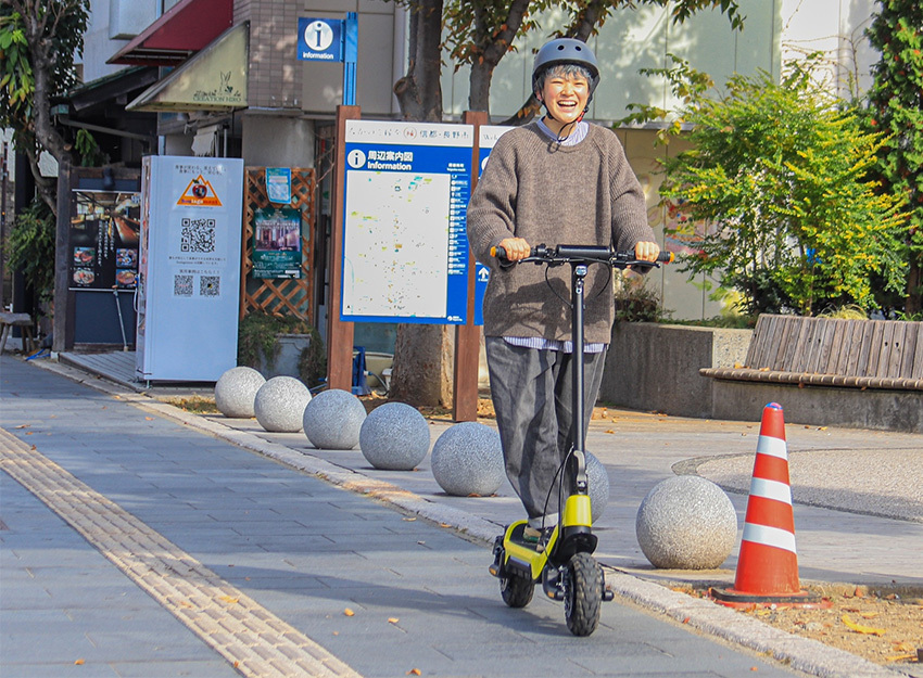 特定特例原付の電動キックボード同様、ヘルメットは努力義務。車道モード（20km/h）か歩道速度（6km/h）を設定できる。