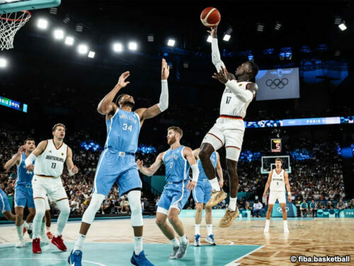 パリ五輪準々決勝で対戦したドイツ代表とギリシャ代表［写真］＝fiba.basketball