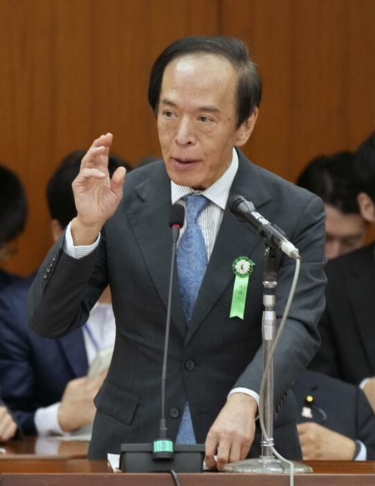 衆院財務金融委の閉会中審査で答弁する日銀の植田総裁＝23日午前