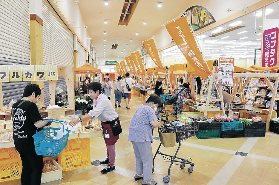 商業施設で行われている出張輪島朝市。９月から規模が拡大する＝輪島市宅田町