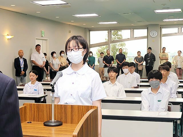 生徒代表であいさつする山口さん＝富山空港