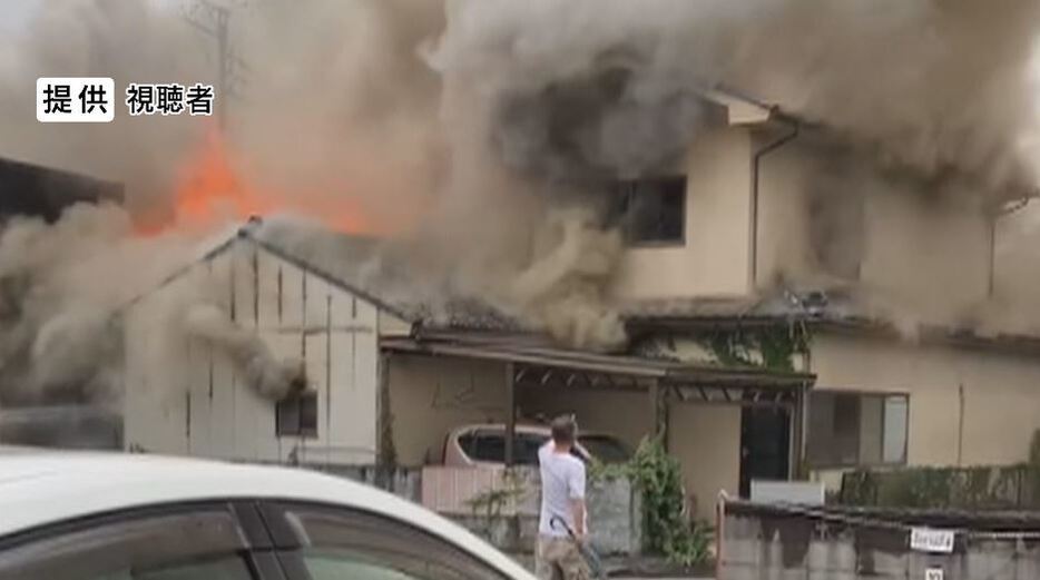 住宅や倉庫を全焼する火事（長野県松本市・4日）視聴者提供