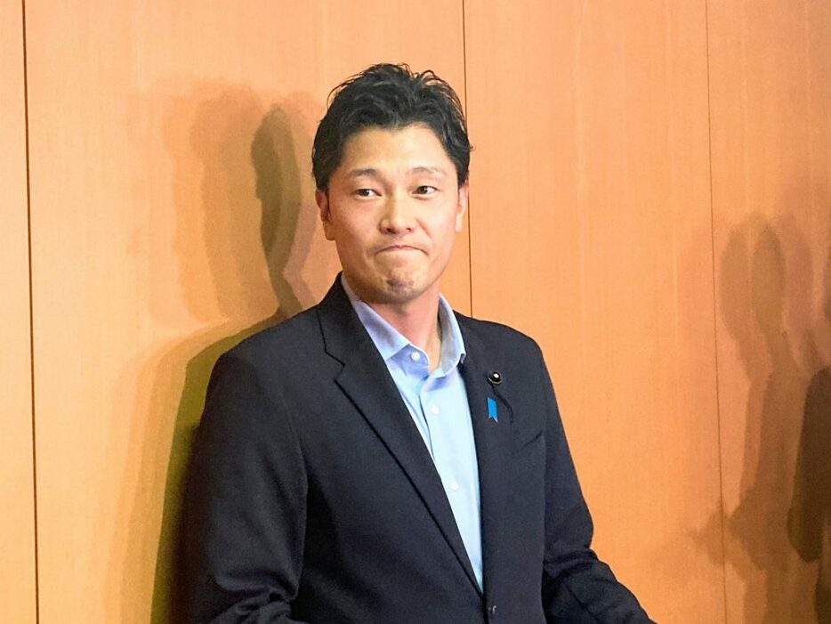 報道陣の取材に応じる奥谷謙一・兵庫県議（百条委・委員長）〈2024年8月9日午後 兵庫県議会〉