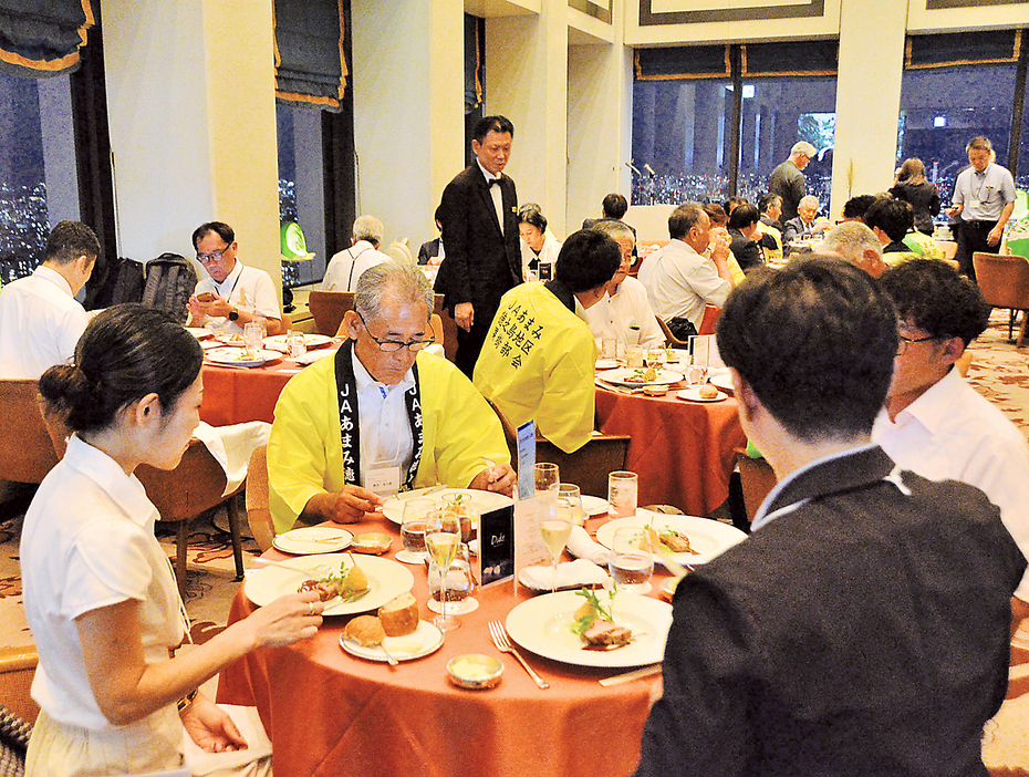 徳之島の農畜産物を使ったフルコース料理を味わう参加者たち＝6日、東京都新宿区