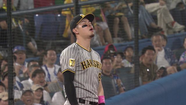 送球エラーで悔しがる佐藤輝明選手