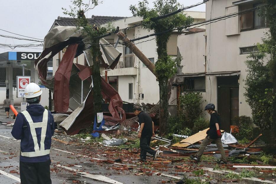 突風の被害を受けた宮崎市の大淀川河口付近の住宅街。電線には飛来物が引っかかり、道路には屋根瓦が散乱していた＝29日午前