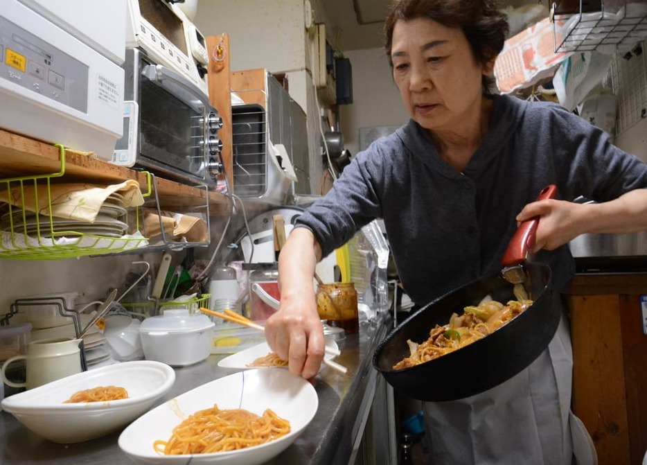 焼きスパを作る本松さん